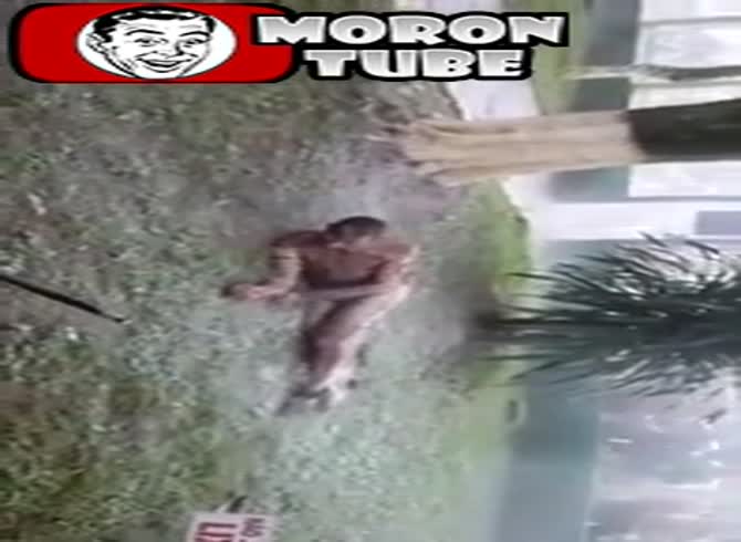Video :After attempting to burn a police officer, he sets himself on fire (public cautioned)